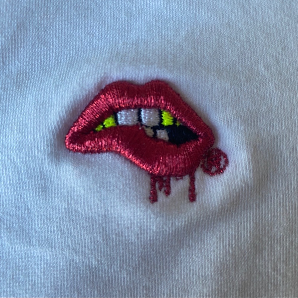 White Tee 💋 - Picture 2 of 2